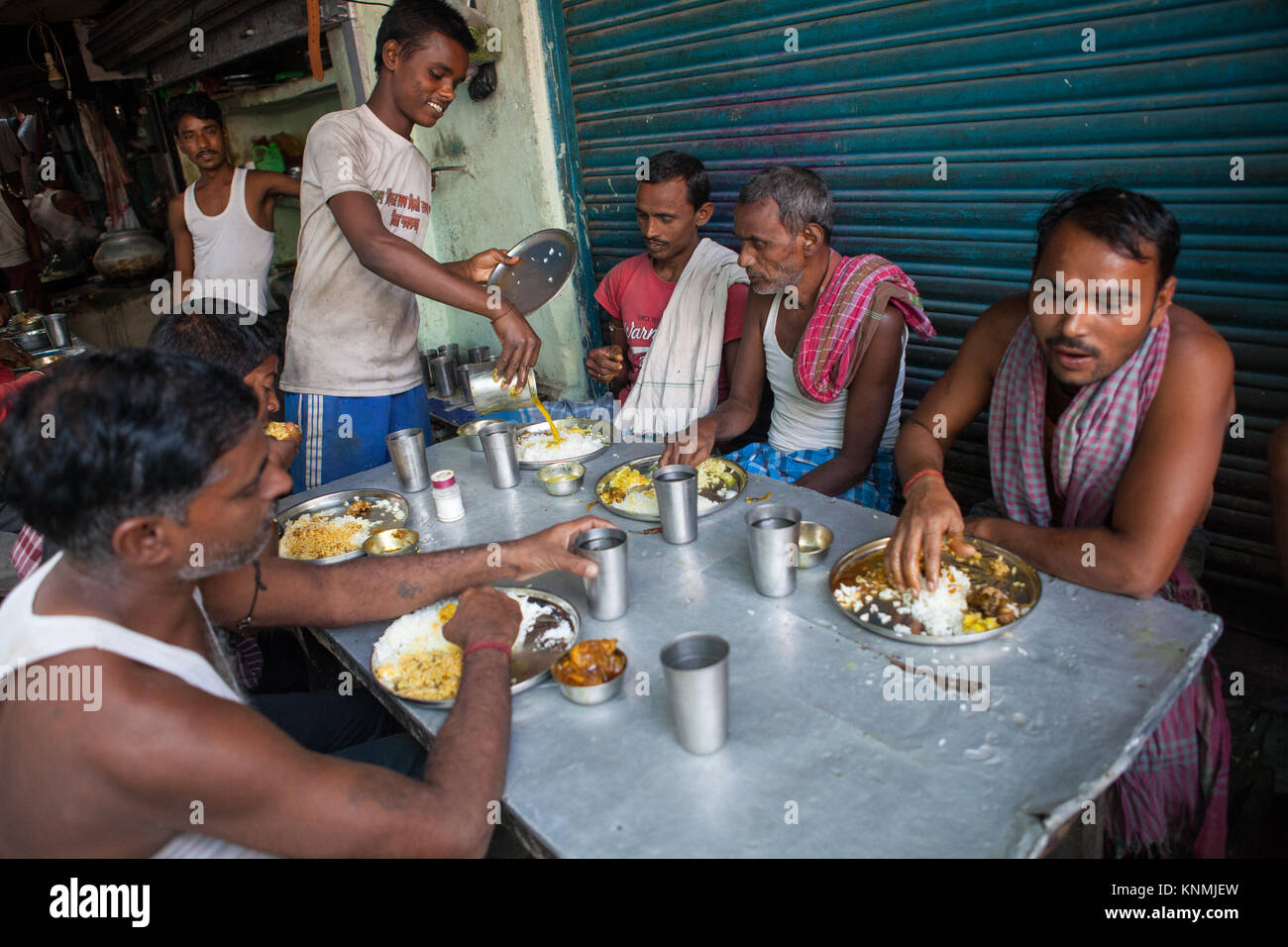 Les hommes de manger un aliment à thali hotel de Kolkata, Inde Banque D'Images