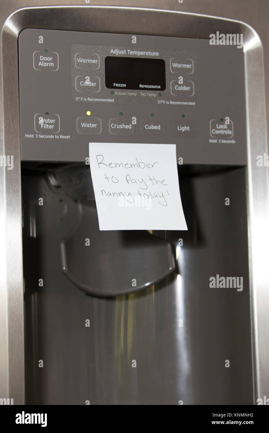 Rappels Post-it collé sur le réfrigérateur dans la cuisine. Banque D'Images