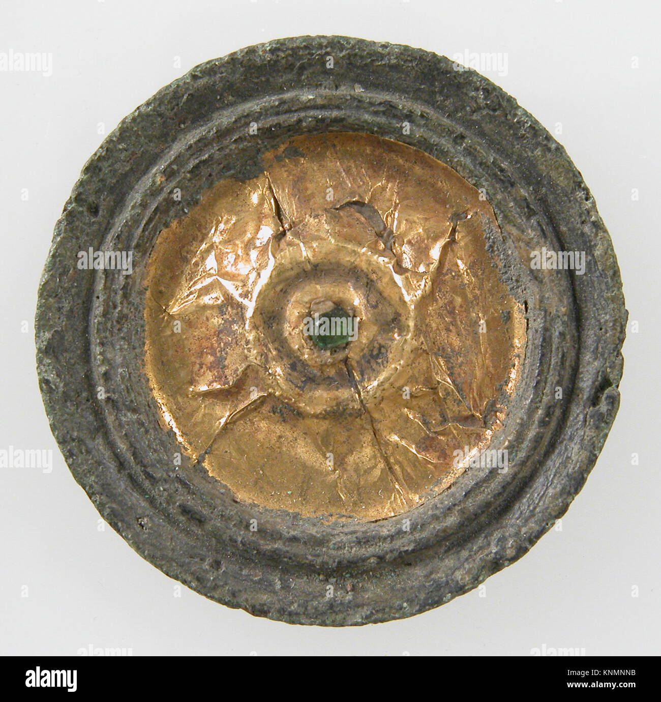 Broche disque rencontré sf17-192-18s1 465241 Disque Frankish, Bastet, 500 ?700, Or sur alliage de cuivre, pâte de verre, Total : 1 1/8 x 1/8 in. (2,9 x 0,3 cm). Le Metropolitan Museum of Art, New York. Don de J. Pierpont Morgan, 1917 (17,192.18) Banque D'Images