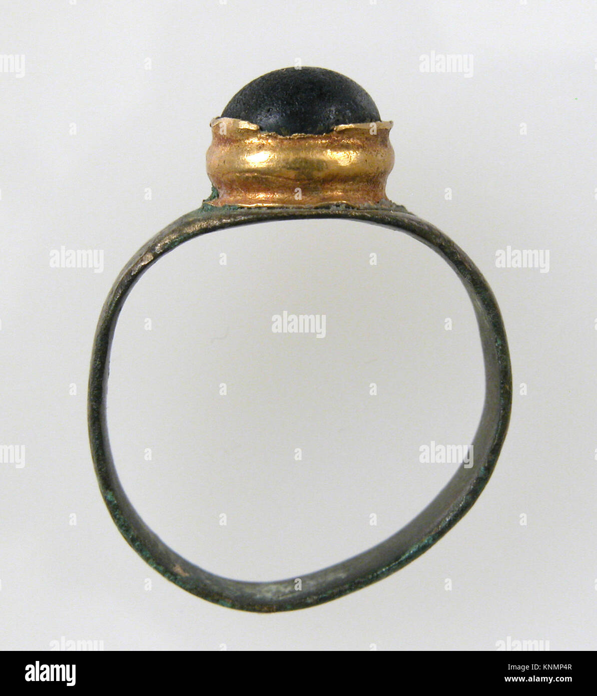 Un anneau franc du VIIe siècle, en alliage de cuivre avec dorure et cabochon en pâte de verre dorée. Dimensions hors tout : 1 x 13/16 x 3/8 po. (2,6 x 2,1 x 1 cm) avec un cadre de 3/8 x 1/4 po (0,9 x 0,7 cm). Banque D'Images