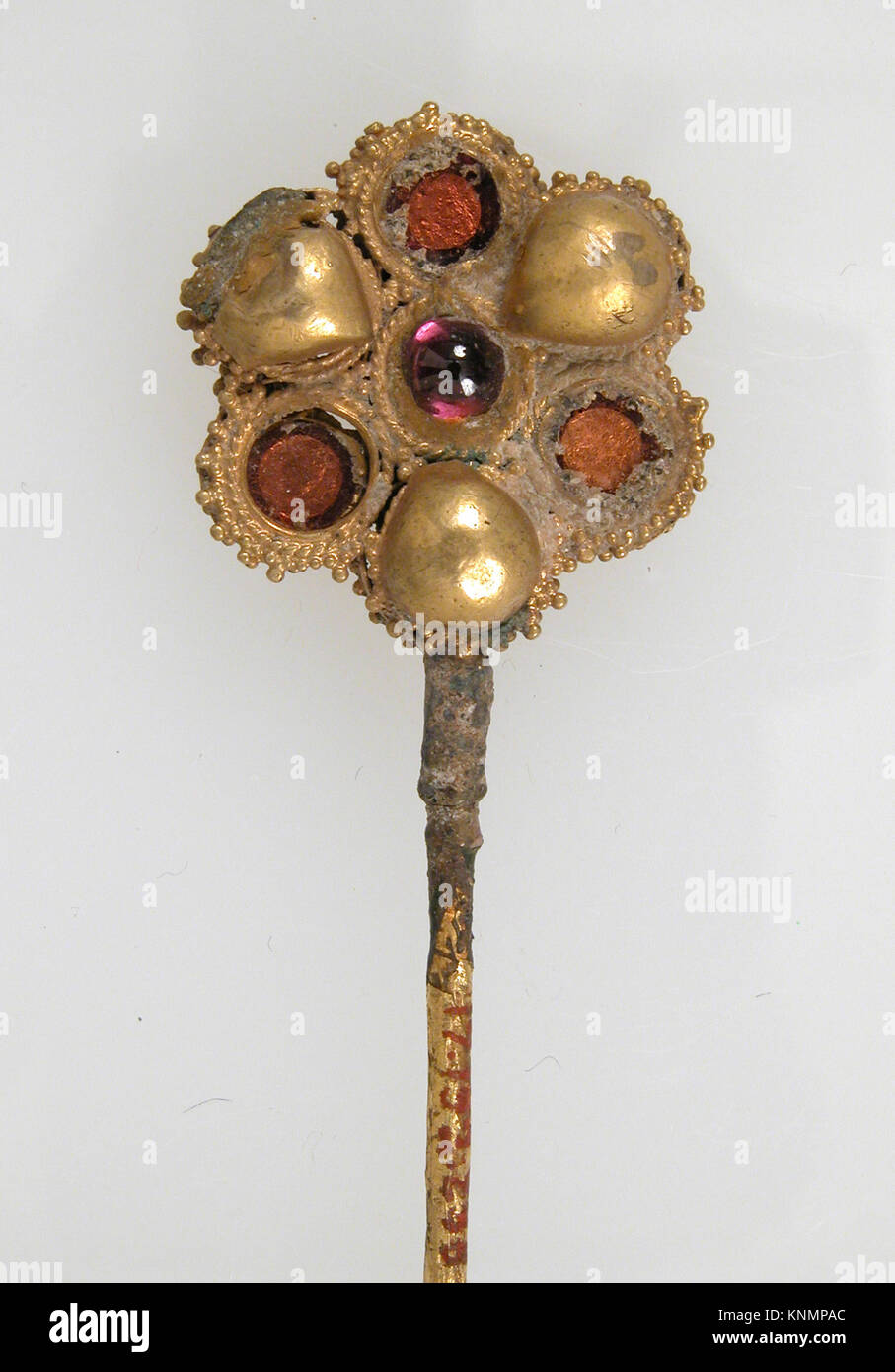 Épingle à cheveux franc du VIIe siècle en or ou doré avec pâte de verre, pierre et filigrane, mesurant 5 7/16 x 3/4 x 1/4 po. (13,8 x 1,9 x 0,6 cm) avec un nœud de 3/4 x 1/4 po (1,9 x 0,6 cm). Tenue au Metropolitan Museum of Art de New York, don de J. Pierpont Morgan en 1917. Banque D'Images