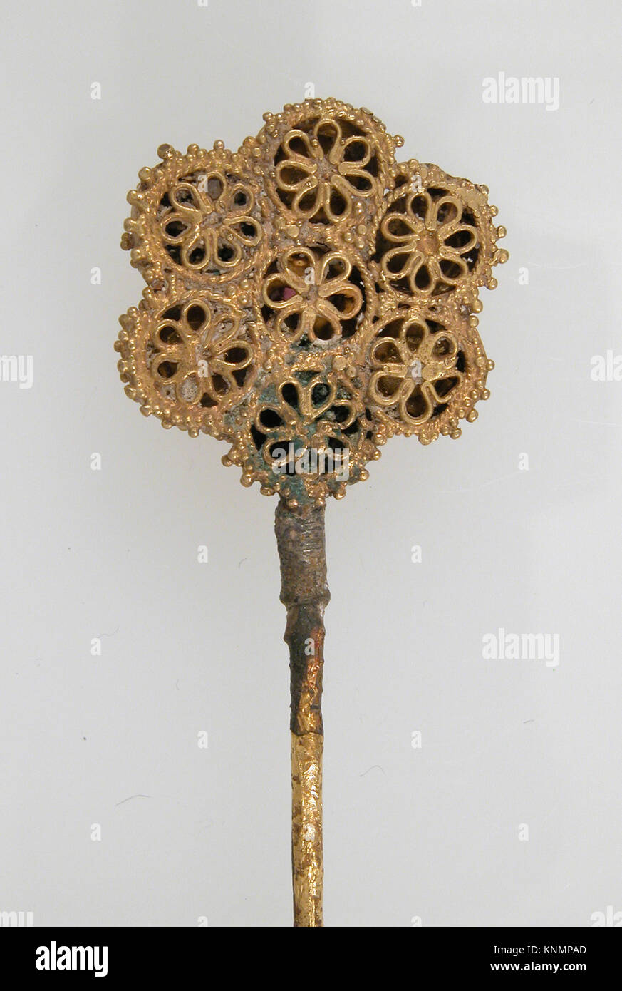 Épingle à cheveux franc du VIIe siècle en or ou doré avec pâte de verre, pierre et filigrane, mesurant 5 7/16 x 3/4 x 1/4 po. (13,8 x 1,9 x 0,6 cm) avec un nœud de 3/4 x 1/4 po (1,9 x 0,6 cm). Fait partie de la collection du Metropolitan Museum of Art de New York, offert par J. Pierpont Morgan en 1917. Banque D'Images