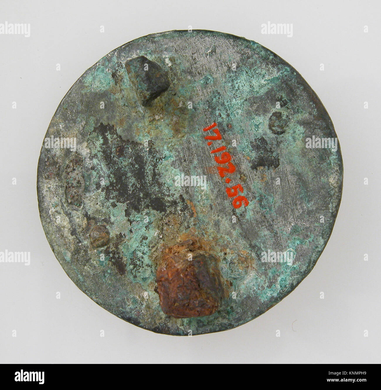 Broche disque rencontré sf17-192-56s2 465361 Disque Frankish, Bastet, ca. 550 ?650, alliage de cuivre argenté, doré, partielle , feuille d'or, améthyste, Total : 1 5/8 x 1/2 in. (4,2 x 1,2 cm). Le Metropolitan Museum of Art, New York. Don de J. Pierpont Morgan, 1917 (17,192.56) Banque D'Images