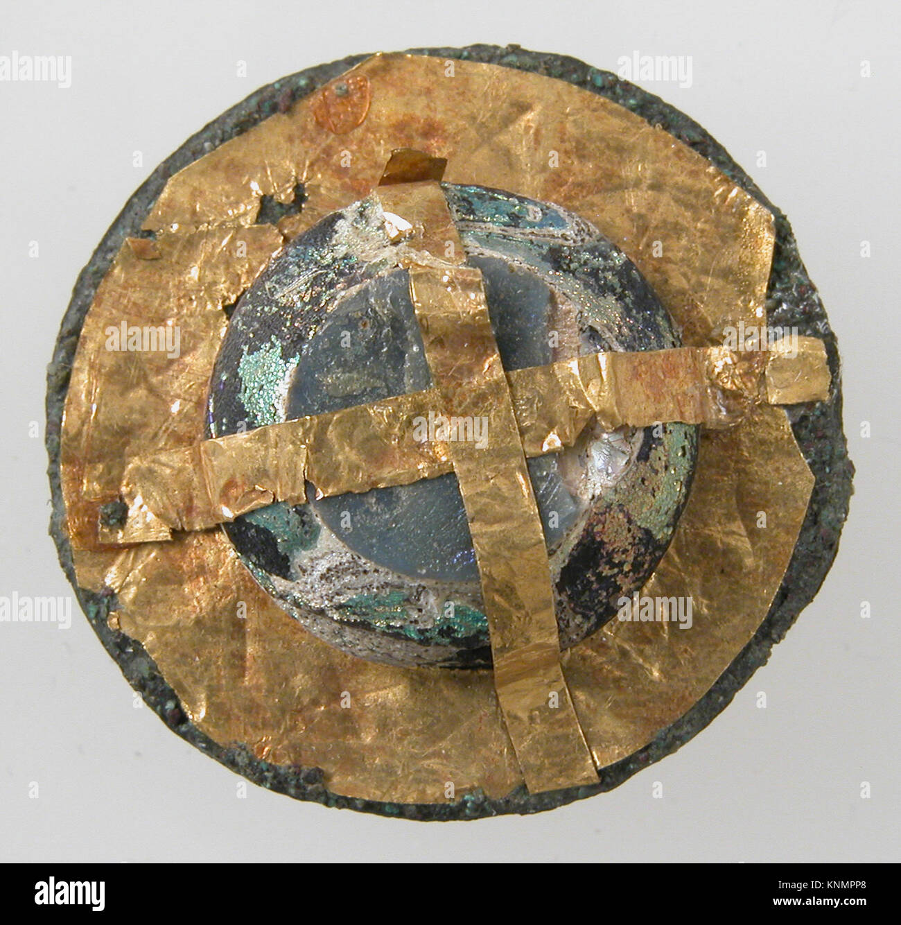 Broche disque rencontré sf17-192-76s1 465382 Disque Frankish, Bastet, 500 ?700, alliage de cuivre, d'aluminium enrobé de pâte de verre, Total : 1 1/16 x 1/2 in. (2,7 x 1,2 cm). Le Metropolitan Museum of Art, New York. Don de J. Pierpont Morgan, 1917 (17,192.76) Banque D'Images