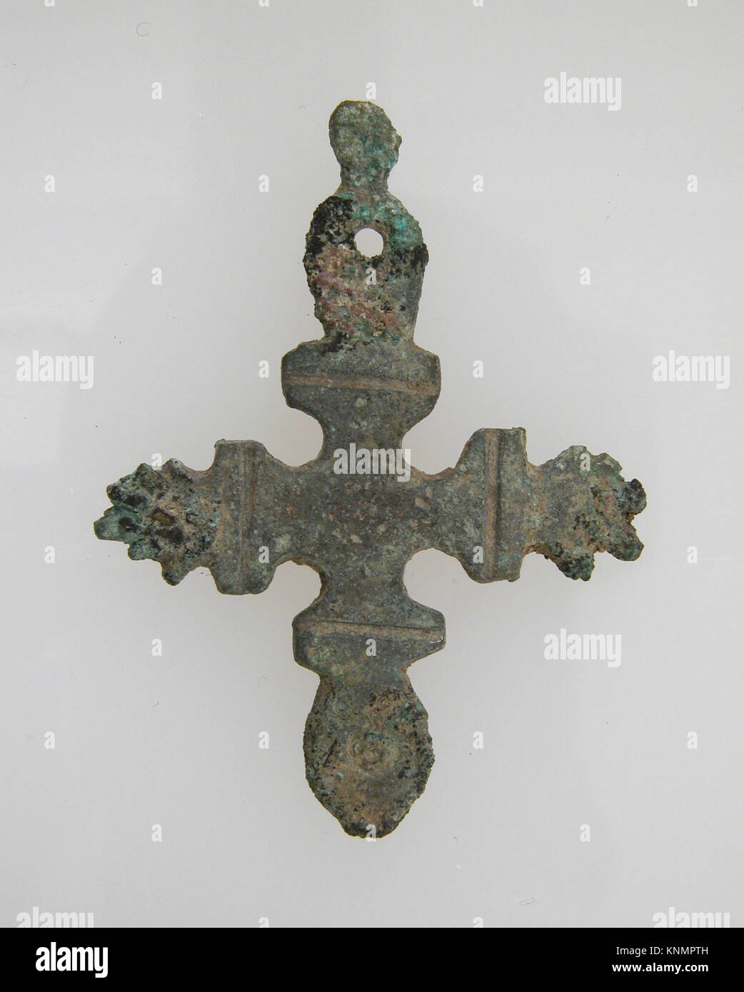 Les sf17-193 rencontré-10s1 465405 Frankish, Cross, 500 ?600, alliage de cuivre, Total : 1 9/16 x 1 3/16 x 1/16 in. (4 x 3 x 0,1 cm). Le Metropolitan Museum of Art, New York. Don de J. Pierpont Morgan, 1917 (17,193.10) Banque D'Images