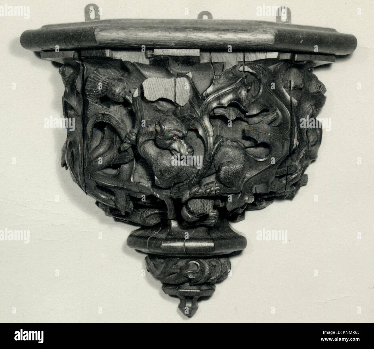 Corbeau architectural du Metropolitan Museum of Art, saillant d'un mur pour soutenir des éléments structurels ou décoratifs, sculptés dans la pierre ou le bois. Banque D'Images