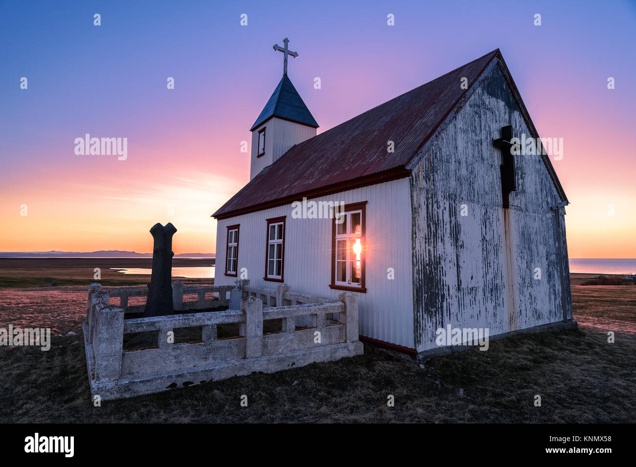 Soleil brille à travers l'église à coucher du soleil en Islande Banque D'Images