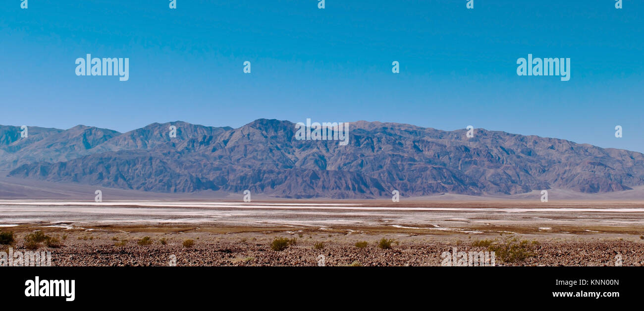 Une chaîne de montagnes lointaines par rapport à Salt Flats, dans la vallée de la mort situé dans le sud de la Californie Banque D'Images