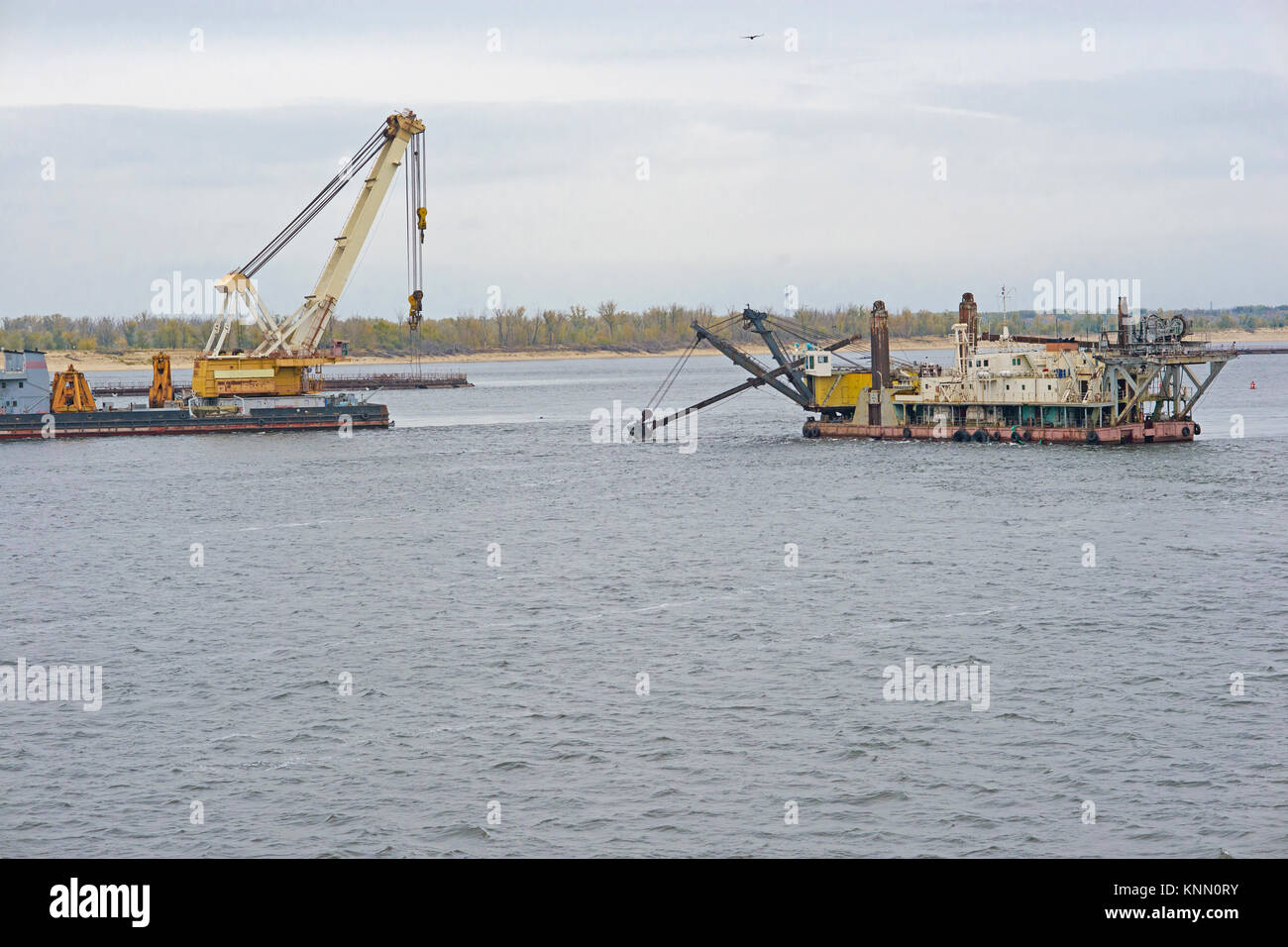 Grue excavatrice et corde sur des plates-formes flottantes travaillent sur la compensation et l'approfondissement du lit de la rivière. Volgograd. Région de Volgograd, en Russie. 14 octobre Banque D'Images