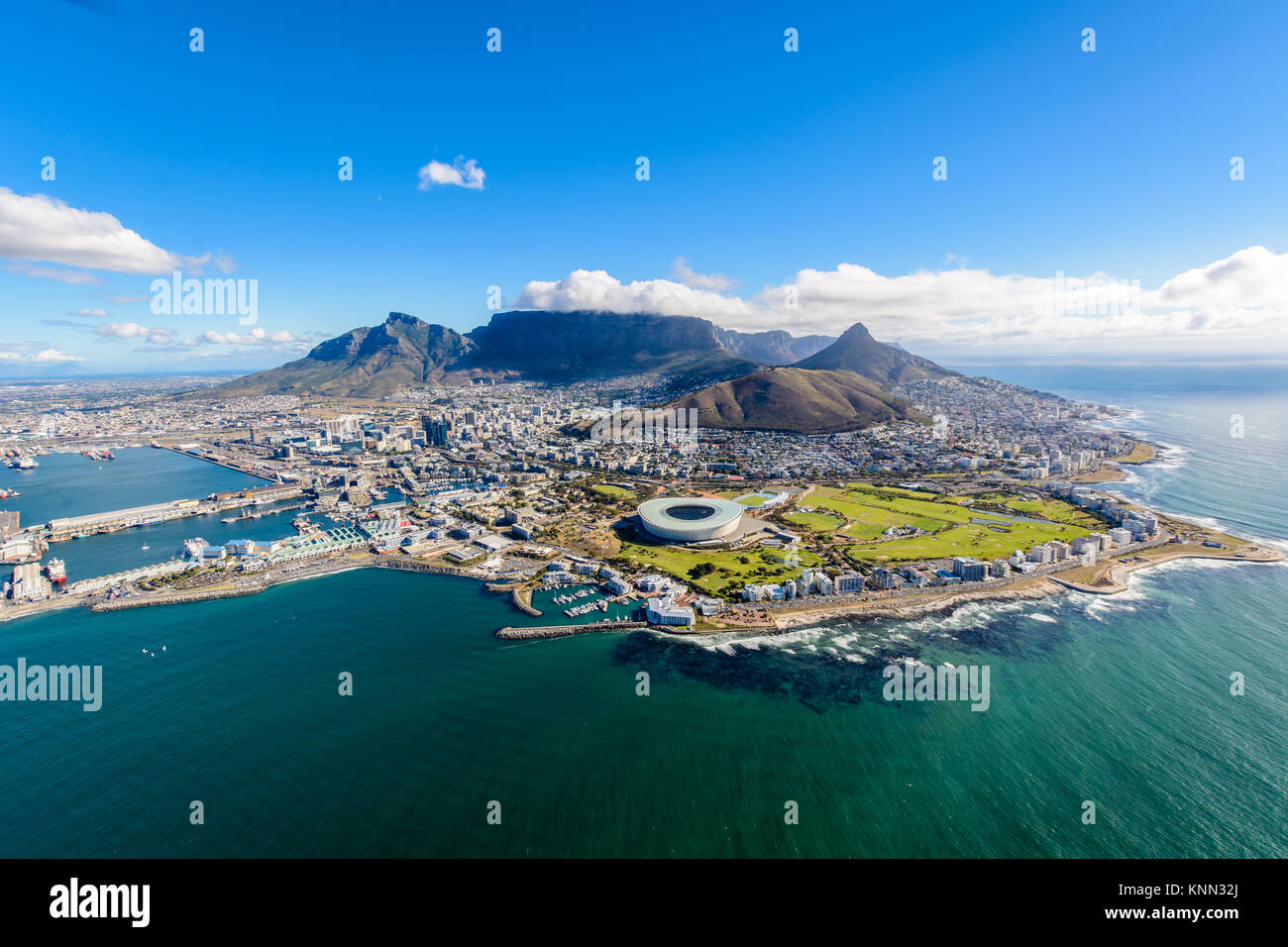 Vue aérienne de la ville du Cap, Afrique du Sud sur un après-midi ensoleillé. Photo prise depuis un hélicoptère pendant air tour de Cape Town Banque D'Images