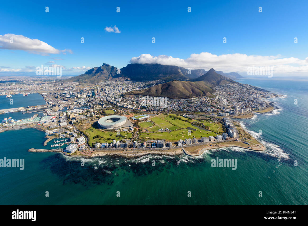 Vue aérienne de la ville du Cap, Afrique du Sud sur un après-midi ensoleillé. Photo prise depuis un hélicoptère pendant air tour de Cape Town Banque D'Images