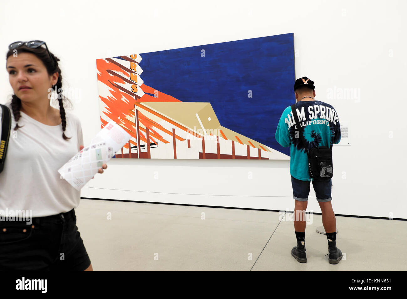 Les visiteurs qui cherchent à Ed Ruscha peinture Norm's La Cienega en feu dans une galerie au centre-ville de Los Angeles Musée large la California USA KATHY DEWITT Banque D'Images