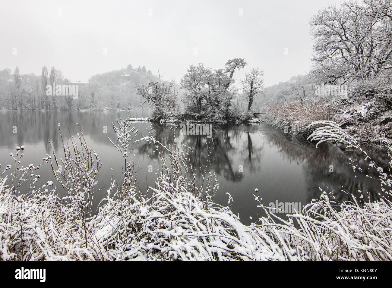 Y neige le lac Lago San Michele d'Ivrea, province de Turin, dans la région du Piémont de l'Italie Banque D'Images