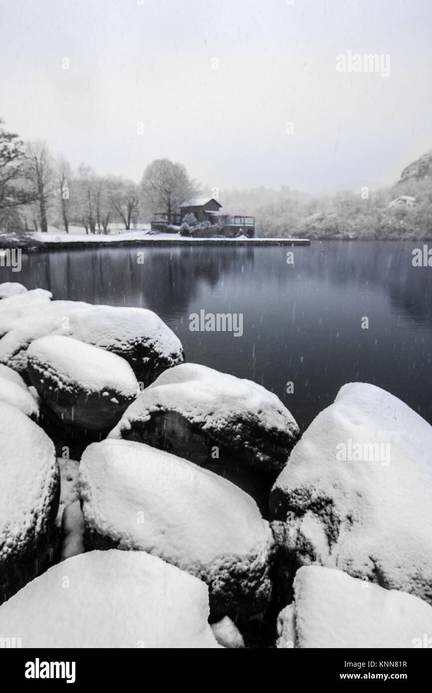 Y neige le lac Lago Sirio d'Ivrea, province de Turin, dans la région du Piémont de l'Italie Banque D'Images