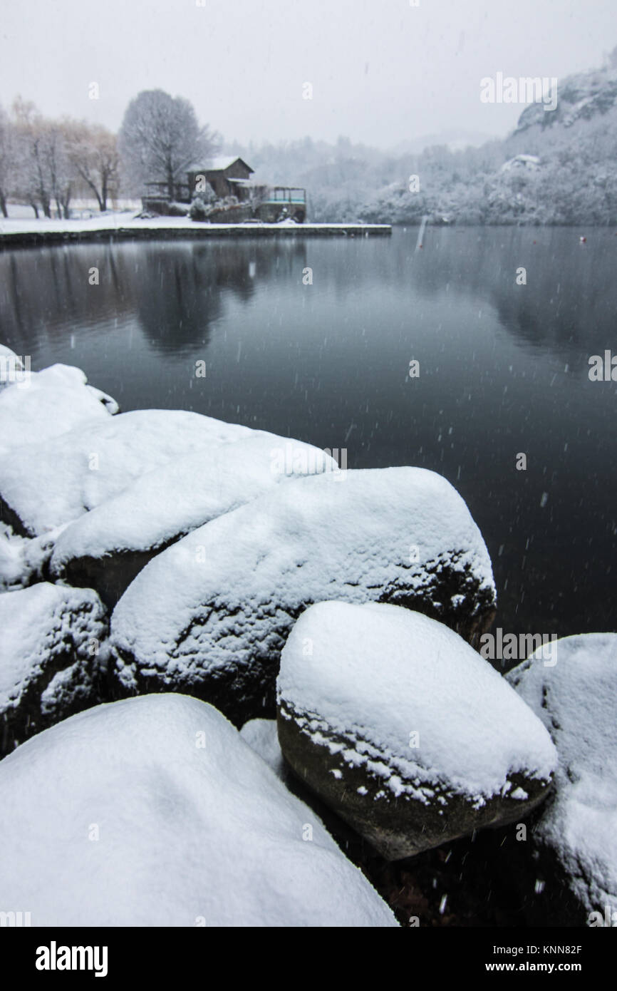 Y neige le lac Lago San Michele d'Ivrea, province de Turin, dans la région du Piémont de l'Italie Banque D'Images