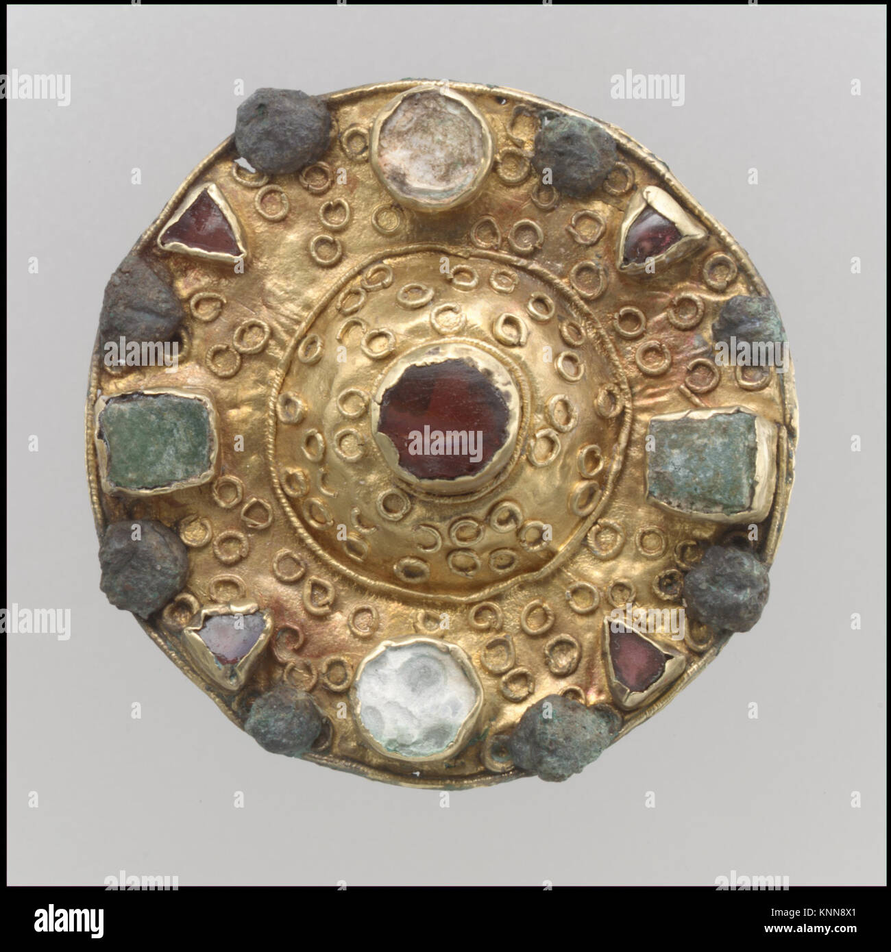Broche disque rencontré DP30496 465825 Disque Frankish, Bastet, 7e siècle, alliage de cuivre, de poudre d'or, fond de verre ou de la pierre, diam. 1 9/16 x 13/16 po (diam. 3,9 x 2,0 cm). Le Metropolitan Museum of Art, New York. Don de J. Pierpont Morgan, 1917 (17,193.97) Banque D'Images