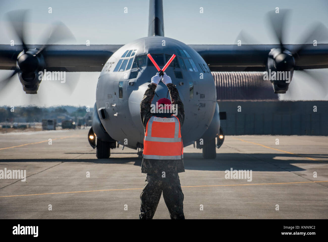 Un aviateur avec la République de Corée Air Force des signaux à un U.S. Air Force C-130J Super Hercules où s'arrêter dans la préparation à l'exercice Vigilant Ace 18, Décembre 1, 2017, à la base aérienne de Gwangju, en République de Corée. L'exercice aide à construire en permanence sur le lien solide entre les Etats-Unis et la République de Corée, et démontre l'engagement et la détermination des Etats-Unis à la stabilité de la région. (U.S. Air Force Banque D'Images