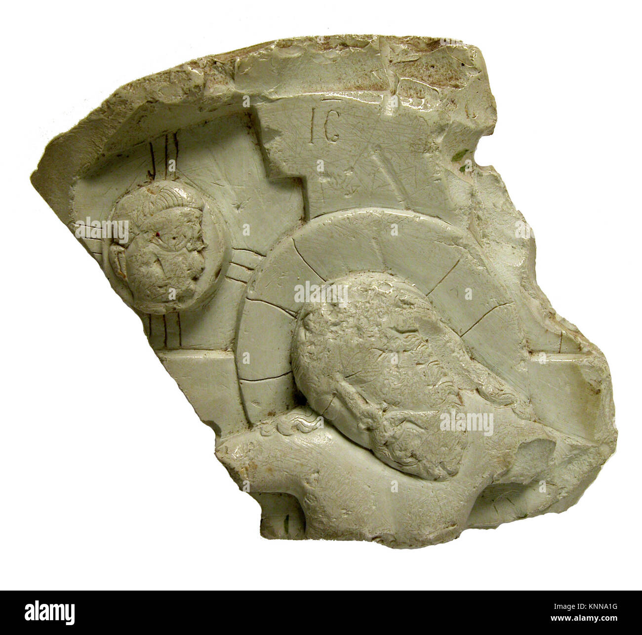 Une tête byzantine du XIIe siècle du Christ d'une icône de la Crucifixion, sculptée dans la stéatite vert clair, mesurant 2 9/16 x 3 1/8 x 3/4 po., dans la collection MET. Banque D'Images