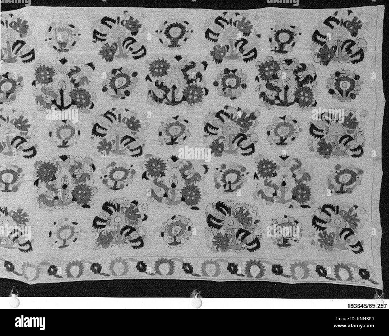 Objet décoratif suspendu, accession 451811, au Metropolitan Museum of Art, mettant en vedette l'artisanat matériel et la forme d'exposition suspendue. Banque D'Images