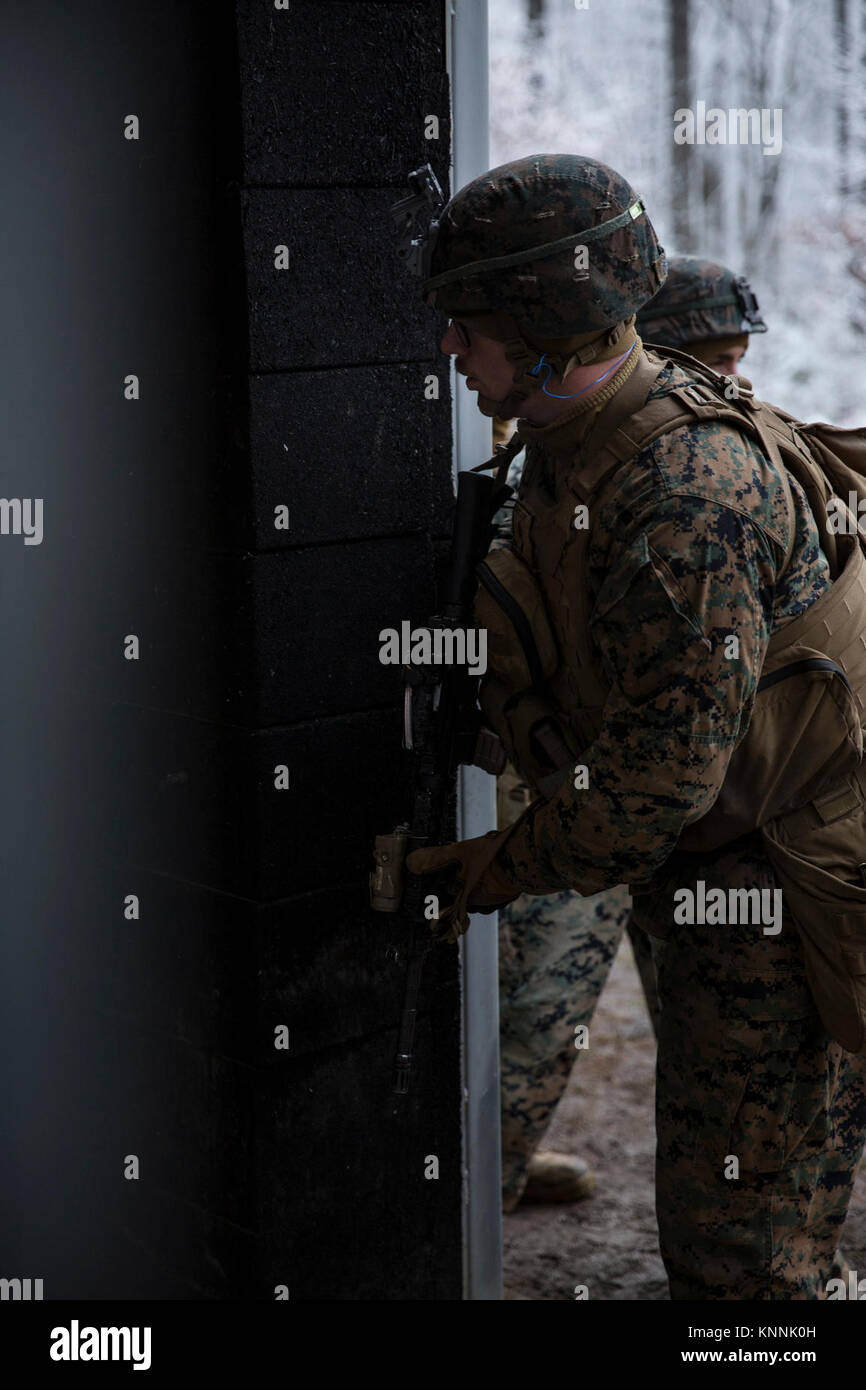 Les Marines américains auprès de la société G., 2e Bataillon, 8e Régiment de Marines, effectuer des techniques de compensation de la chambre lors d'un déploiement de la formation (DFT) sur Fort AP Hill, Virginie, le 9 décembre 2017. (U.S. Marine Corps Banque D'Images