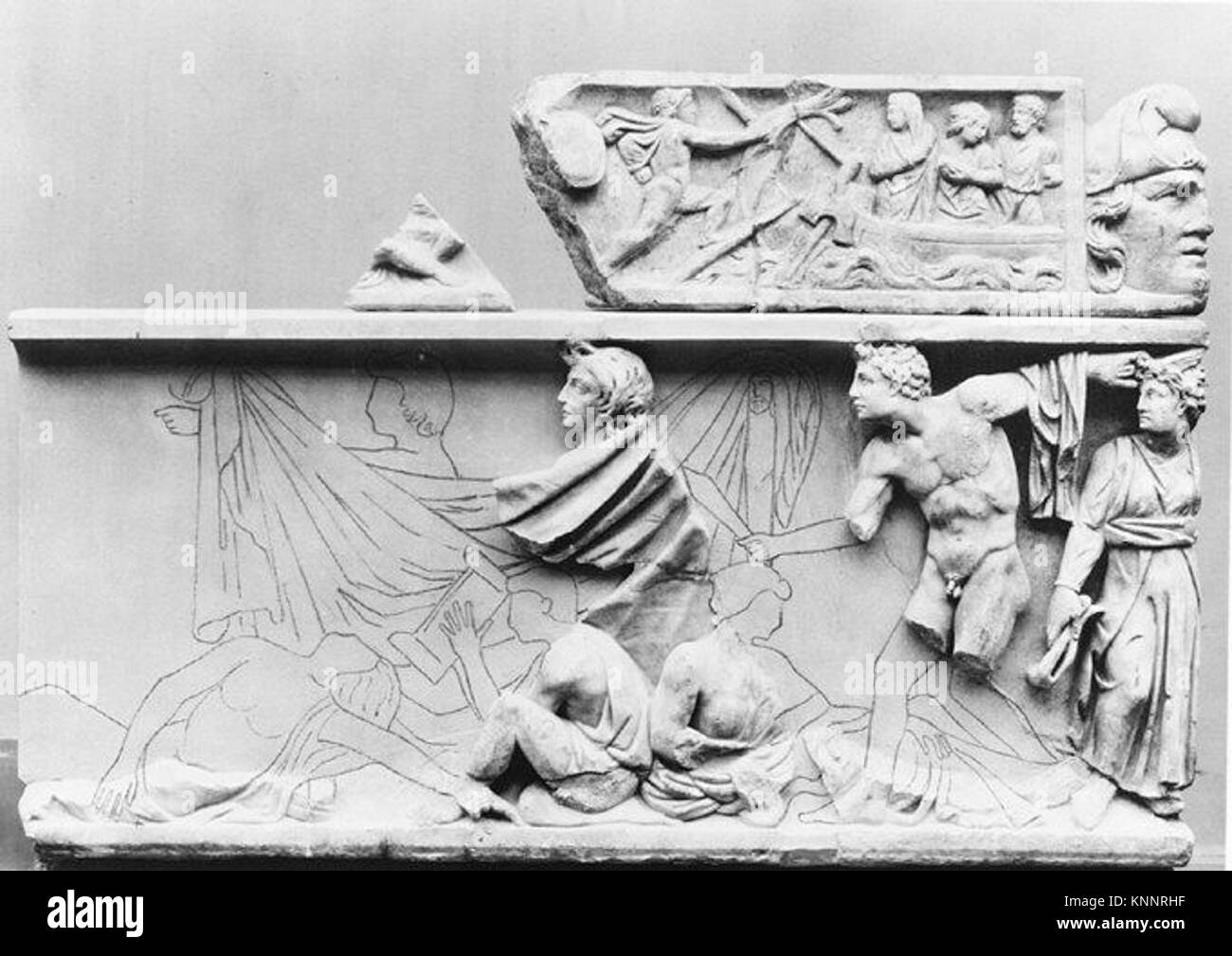 Sarcophage en marbre fragmentaires avec des scènes de l'Orestie rencontré 79714252960 fragmentaires, Romain sarcophage en marbre avec des scènes de l'Orestie, mi-2ème siècle A.D., Marble-Luni, reconstruction : 31 5/8 ? 26 ? En 57. (80,3 ? 66 ? 144,8 cm). Le Metropolitan Museum of Art, New York. Fonds Fletcher, 1928 (28.57.8a ?d) Banque D'Images