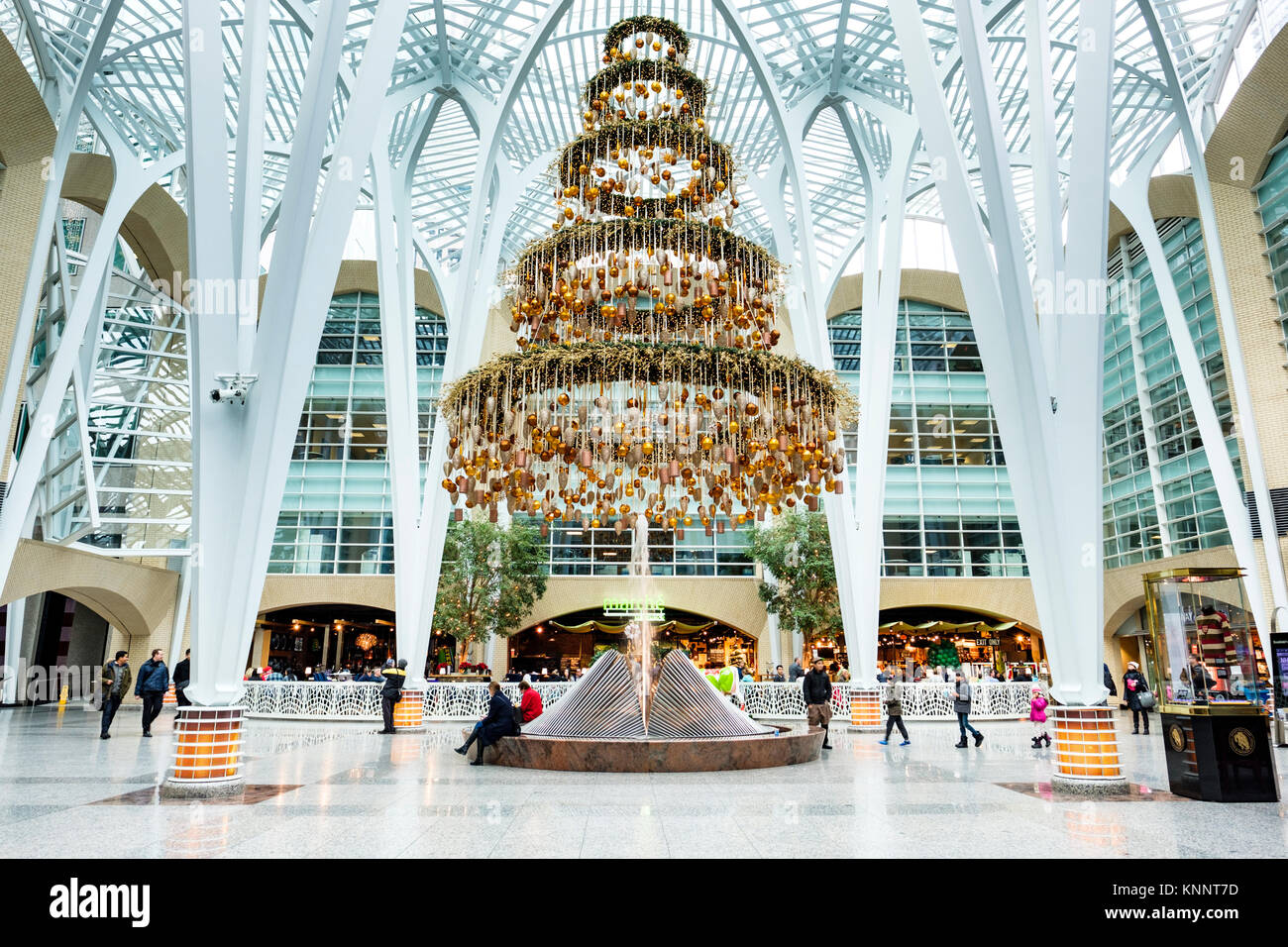 Brookfield place (anciennement BCE place) Santiago Calatrava Allen Lambert Galleria décorations pour arbres de Noël intérieurs, centre-ville de Toronto, Ontario, Canada Banque D'Images