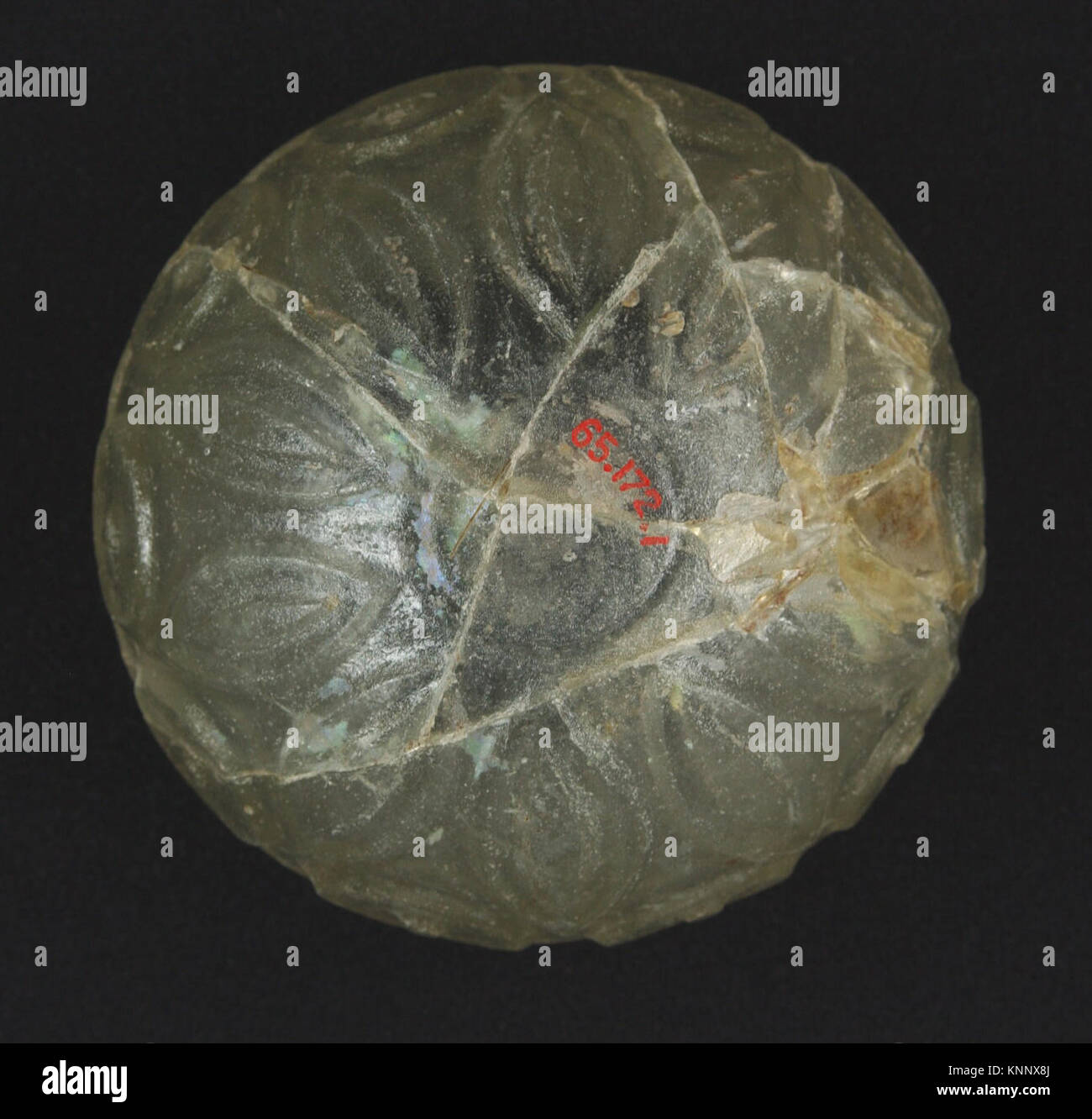 Cette tasse en verre taillé du VIIIe au IXe siècle d'Iran est faite de verre incolore avec une teinte verte. Il présente un design soufflé et coupé, caractéristique de la verrerie islamique. La tasse mesure 2 3/4 pouces de hauteur et a un diamètre de 3 5/8 pouces. Il a été acquis par le Metropolitan Museum of Art en 1965. Banque D'Images