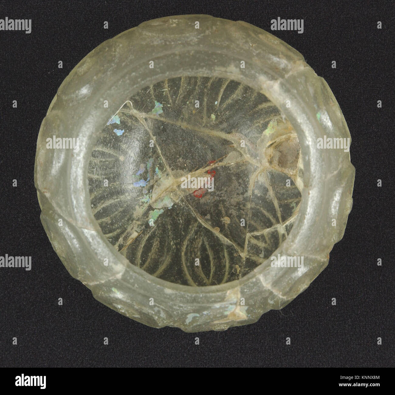 Cette tasse en verre taillé du VIIIe au IXe siècle d'Iran est faite de verre incolore avec une teinte verte. Il présente un design soufflé et coupé, caractéristique de la verrerie islamique. La tasse mesure 2 3/4 pouces de hauteur et a un diamètre de 3 5/8 pouces. Il a été acquis par le Metropolitan Museum of Art en 1965. Banque D'Images