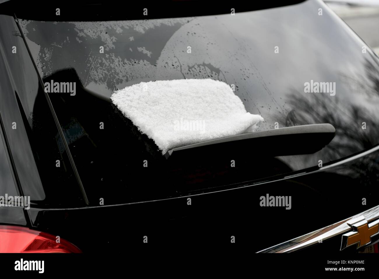 La neige sur la glace arrière de voitures Banque D'Images