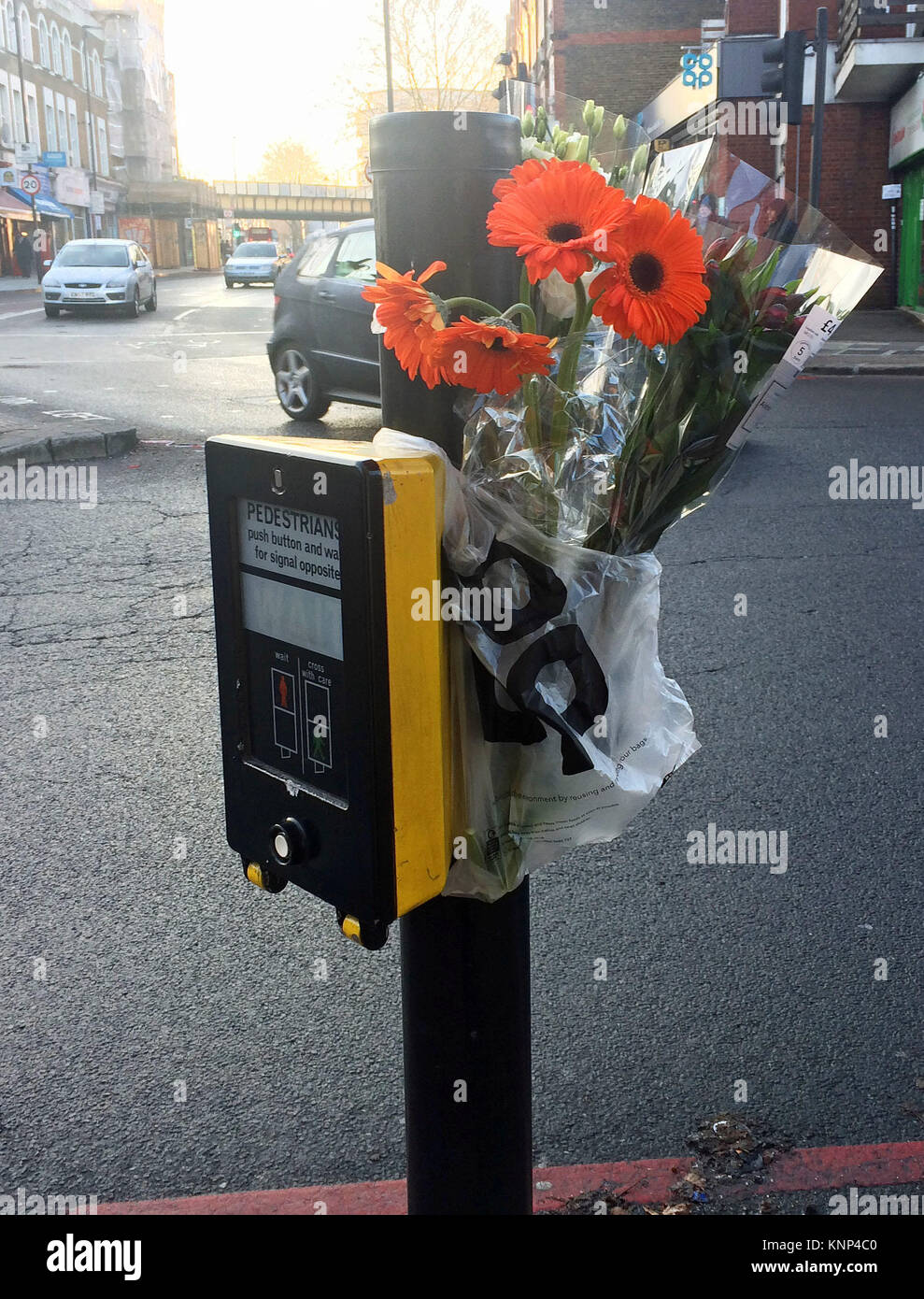 Des fleurs près de la scène de Tulse Hill, Londres, où une femme meurt après avoir été frappé par deux camions et deux voitures dans un cas présumé de plusieurs délits de fuite, a annoncé la police. Banque D'Images