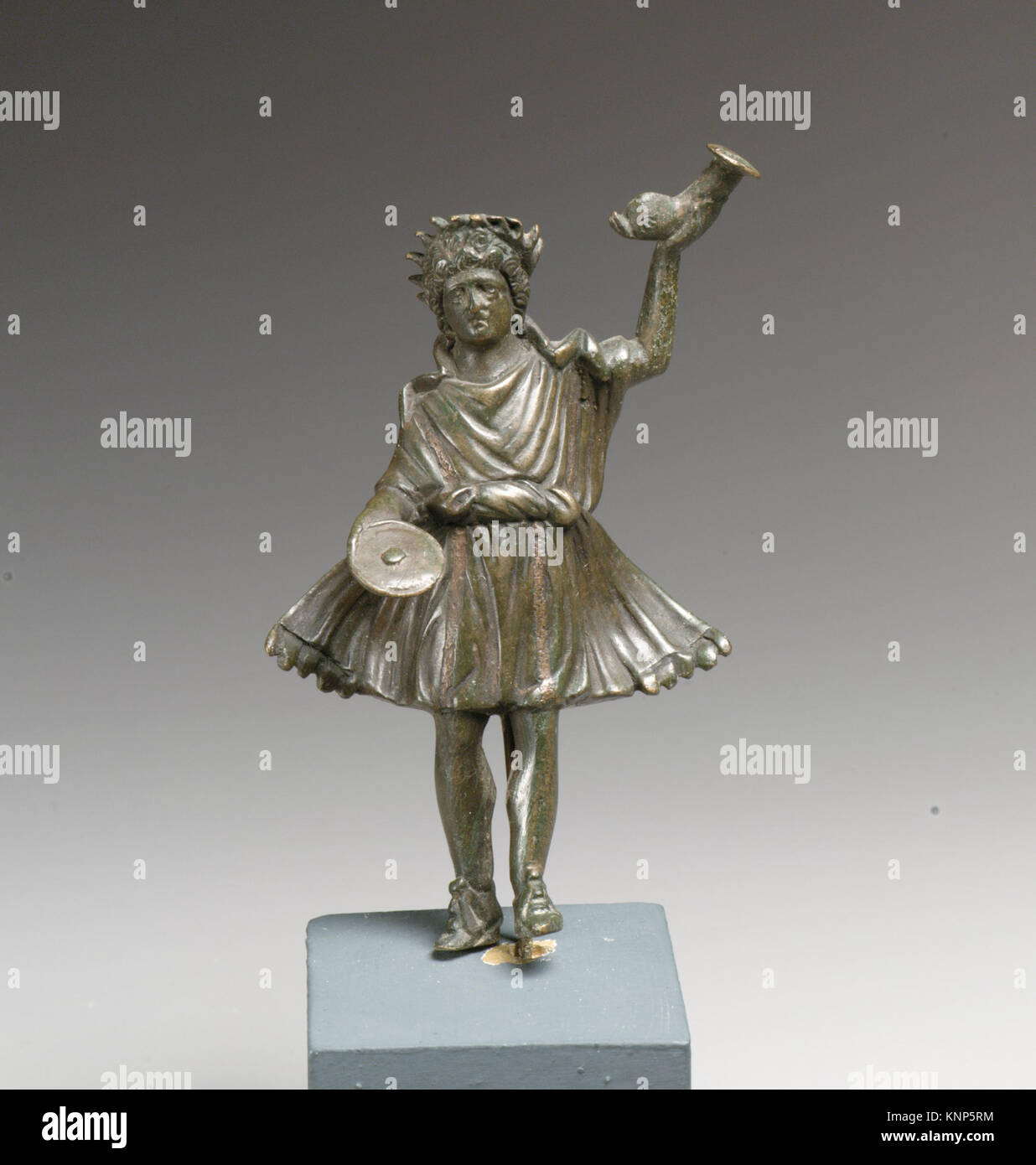 Cette statuette en bronze d'un Lar, romain, début du 1er siècle après J.-C., H. 4 in. (10,2 cm), illustre l'iconographie religieuse romaine et l'artisanat du bronze. Banque D'Images