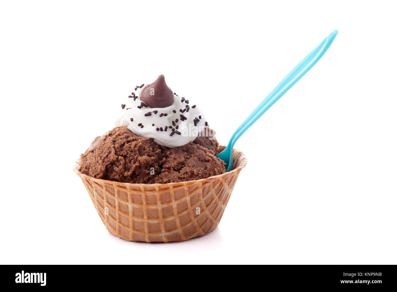 Glace au chocolat avec crème fouettée et de baisers Banque D'Images