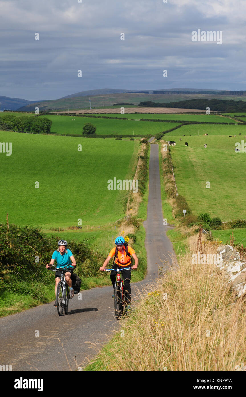 Deux cyclistes profitant d'une balade le long de la voie tranquille autour du Mull of Galloway, en Écosse. Banque D'Images