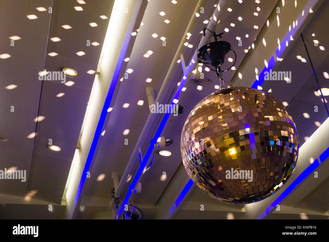 Boule disco dans une discothèque Banque D'Images