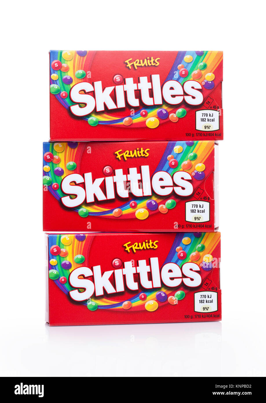 Londres, UK - Décembre 07, 2017 : Candy Pack quilles sur fond blanc. Skittles est une marque de bonbons à saveur de fruits. Banque D'Images