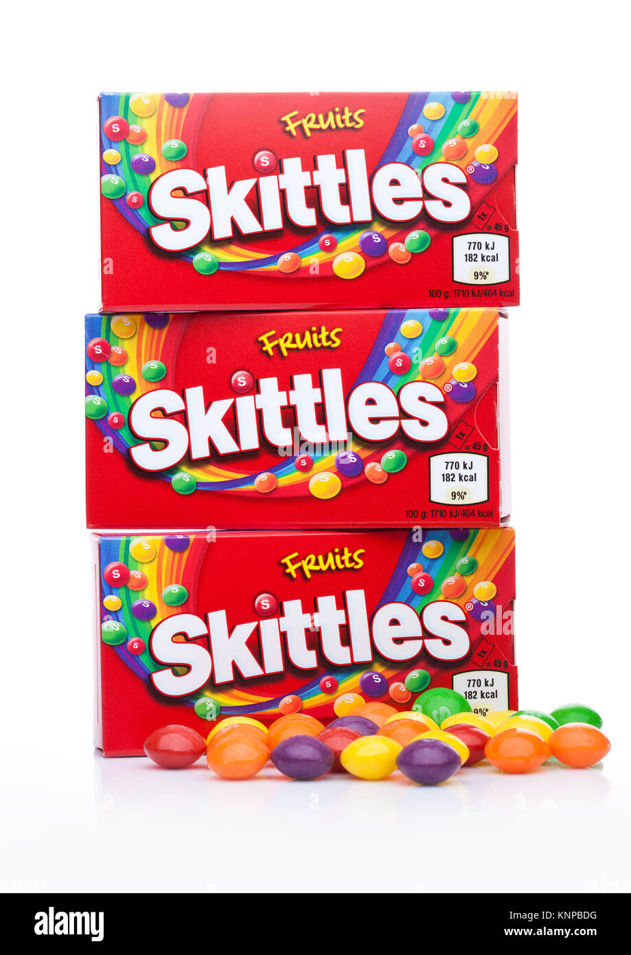 Londres, UK - Décembre 07, 2017 : Candy Pack quilles sur fond blanc. Skittles est une marque de bonbons à saveur de fruits. Banque D'Images