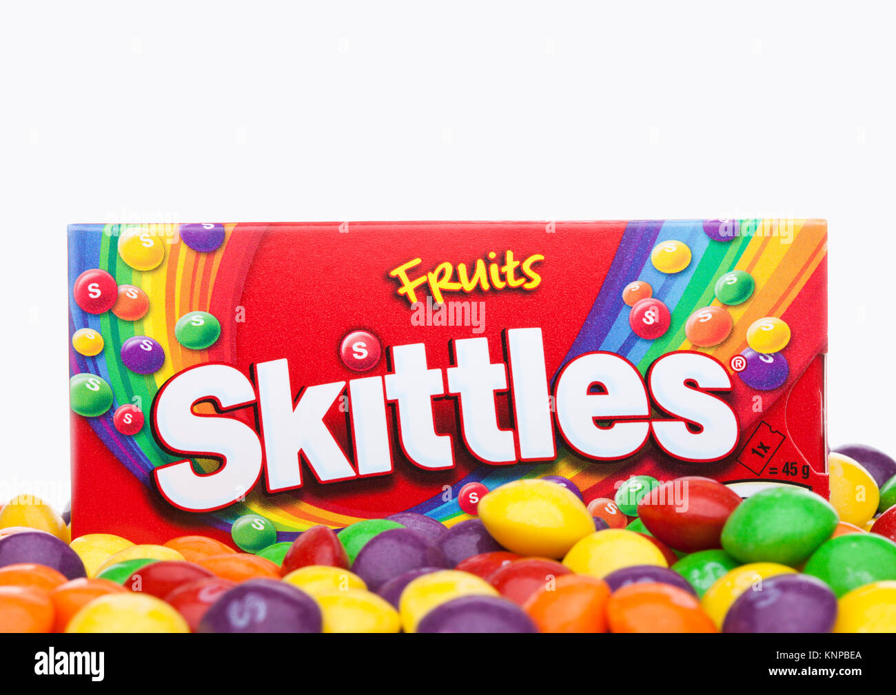 Londres, UK - Décembre 07, 2017 : Candy Pack quilles sur fond blanc. Skittles est une marque de bonbons à saveur de fruits. Banque D'Images