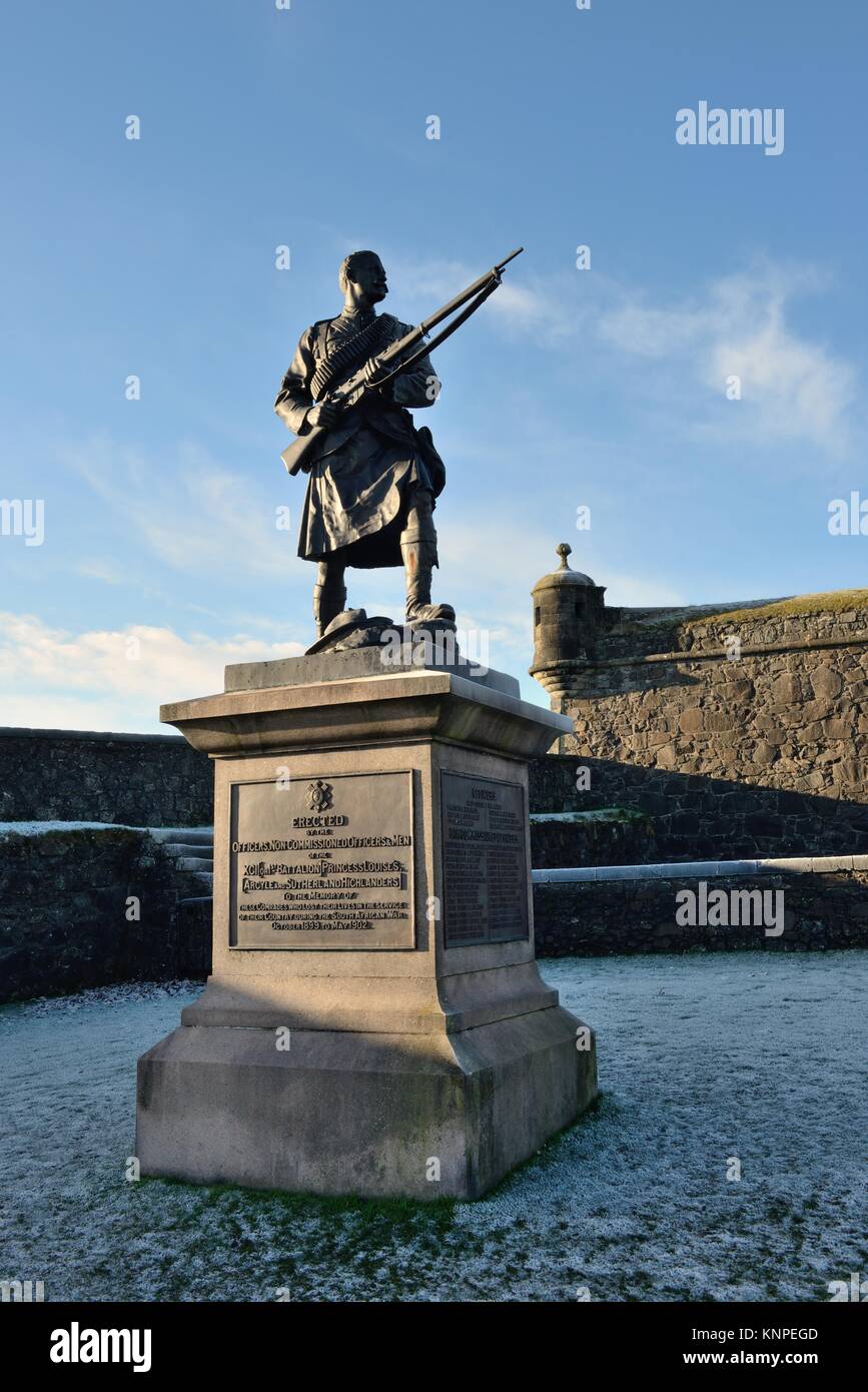 Une figure en kilt érigés par les hommes de l'Argyll and Sutherland Highlanders au château de Stirling en Écosse pour commémorer les morts à la guerre des Boers. Banque D'Images