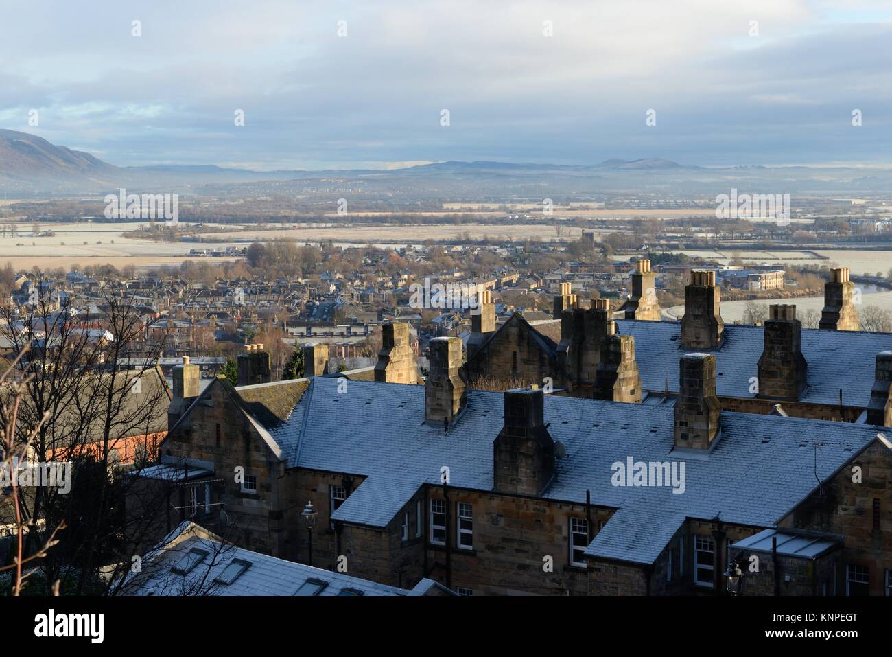 Frosty donnant sur le toits de la vieille ville de Stirling, Ecosse centrale de la ville, rivière Forth et de plaine ci-dessous. Banque D'Images