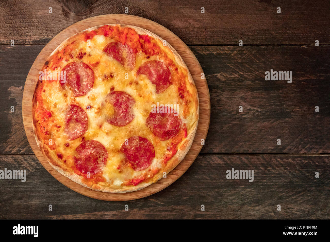 Pizza au pepperoni, avec place pour le texte, les frais généraux shot Banque D'Images