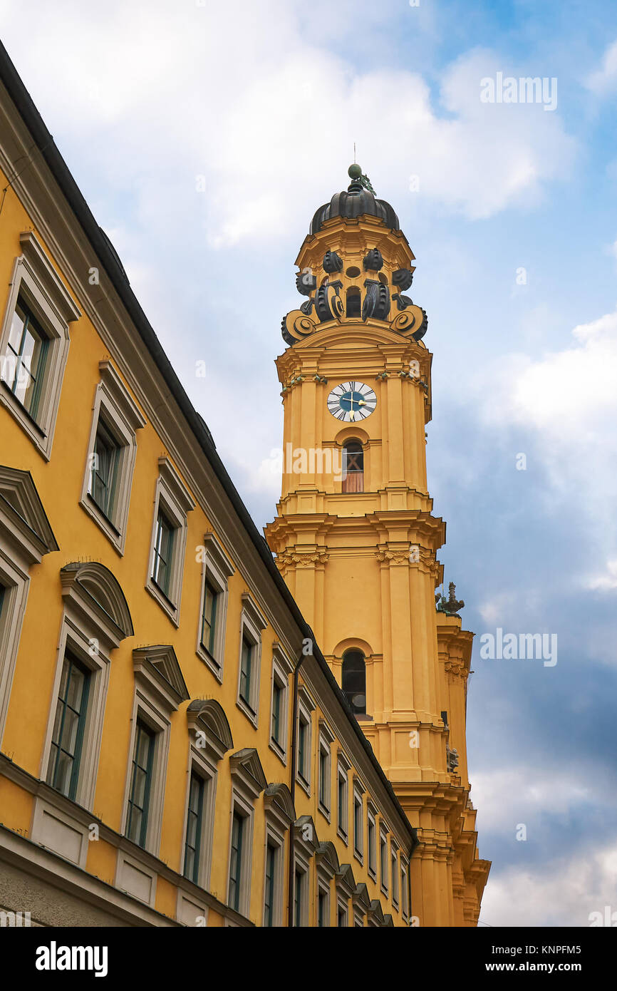 Tour de l'église Saint Cajetan Theatine (Theatinerkirche St. Kajetan) à Munich, Allemagne Banque D'Images