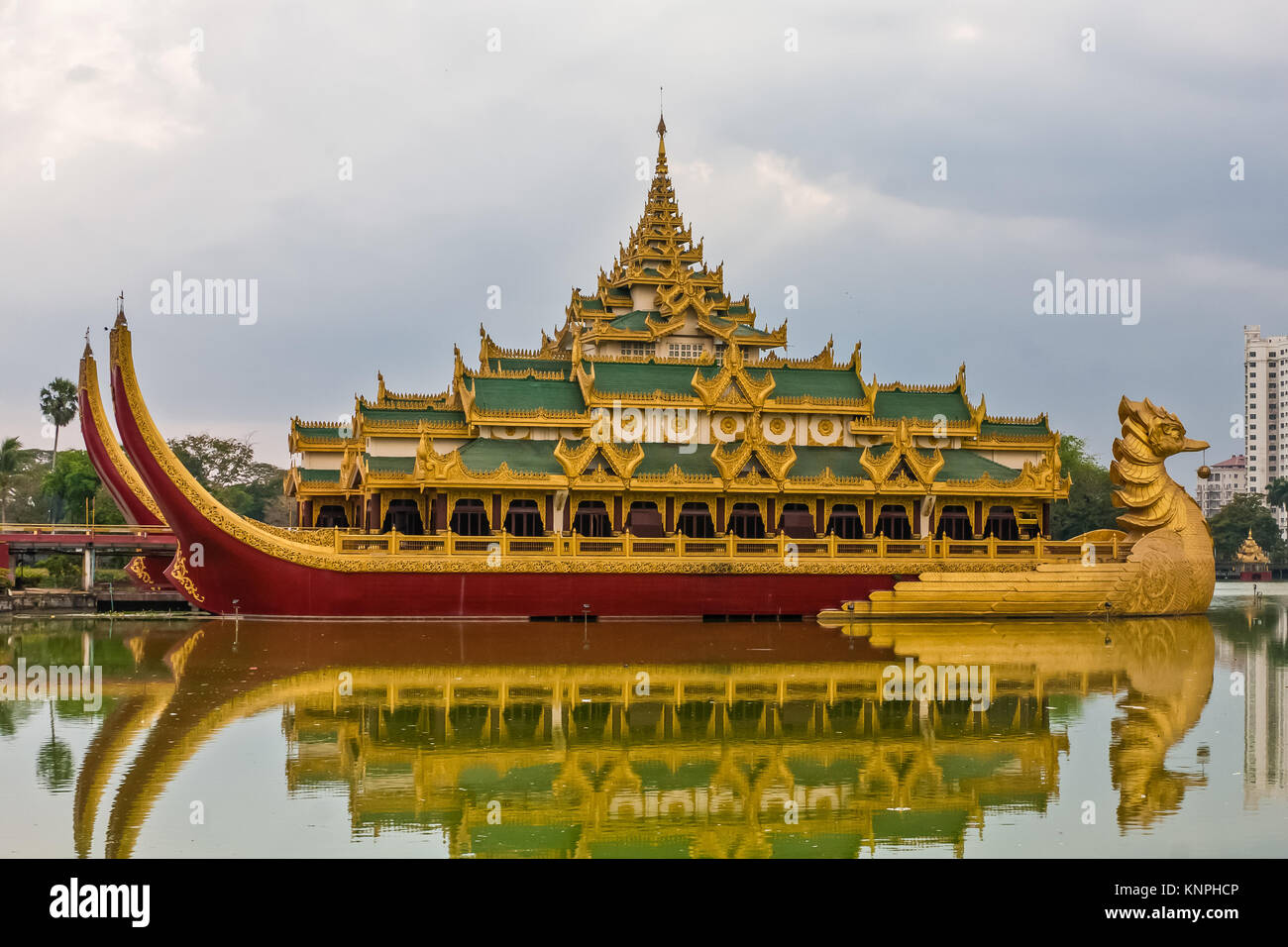 Karaweik en béton, une réplique d'une barge royale construite en 1972, Yangon, Myanmar Banque D'Images