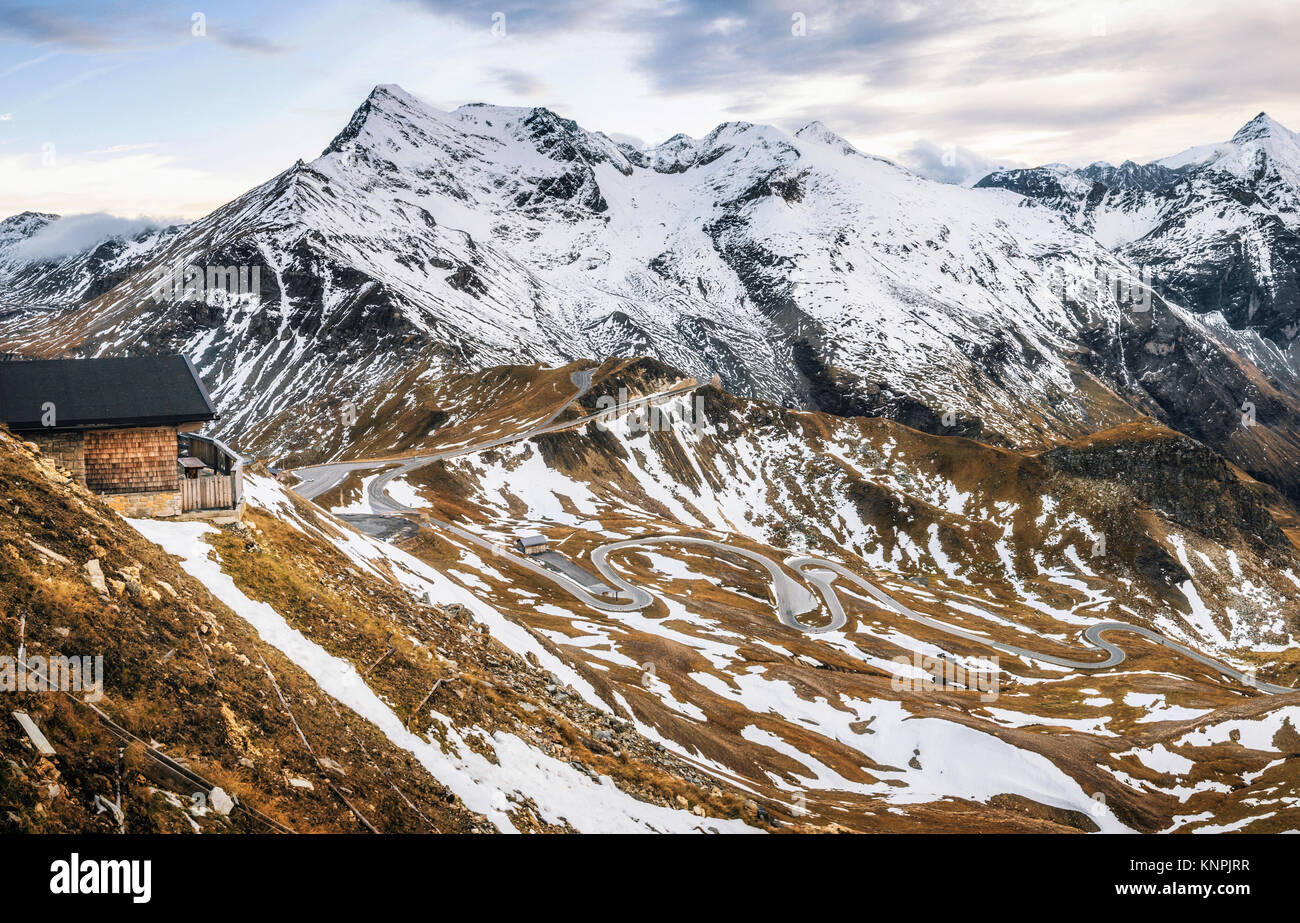 Vue panoramique du col La Haute Route alpine du Grossglockner Hochalpenstrasse en Autriche ou à l'automne en soir Banque D'Images