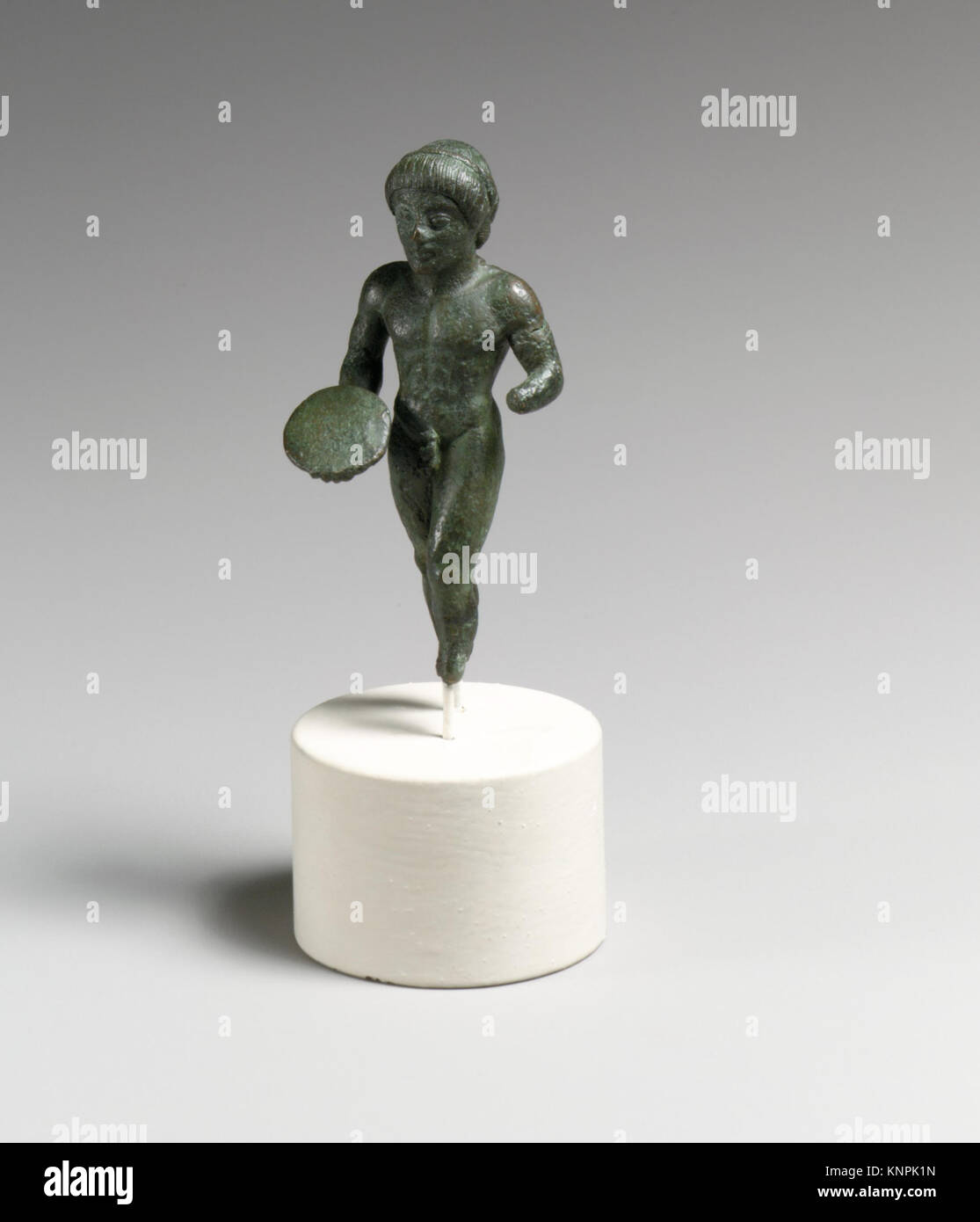 Statuette étrusque en bronze d'un lanceur de disques du Ve siècle av. J.-C., 8,6 cm de haut, documentée dans des illustrations et des photographies, montrant la forme athlétique et l'artisanat. Banque D'Images