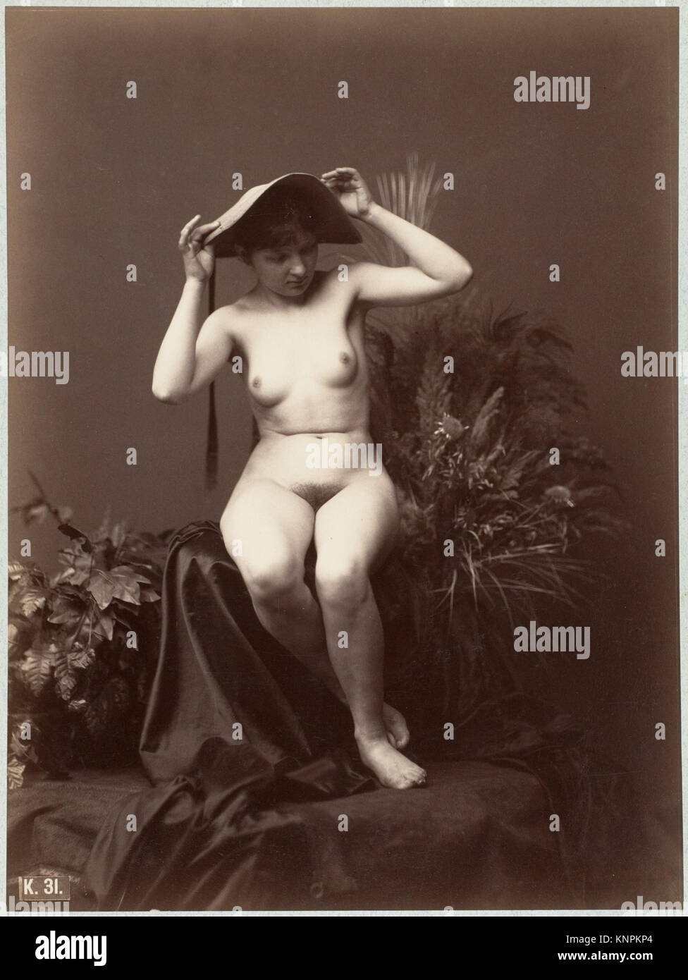 Femme nue avec chapeau en Studio- rencontré 265906 DP149528 Photo Stock -  Alamy