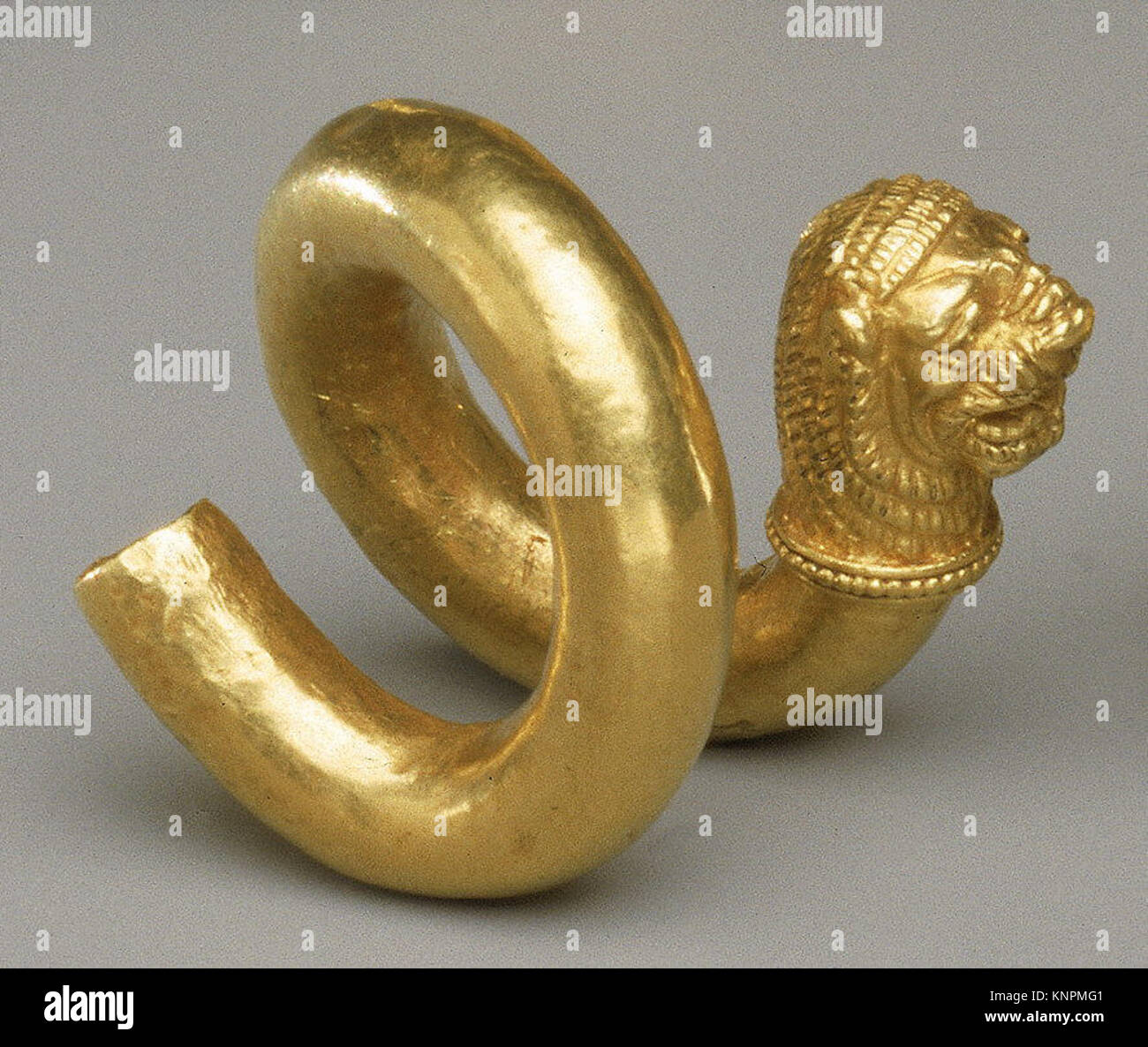 Spirale d'or et d'alliages de cuivre avec lion-head terminal rencontré GR566 242800 Banque D'Images