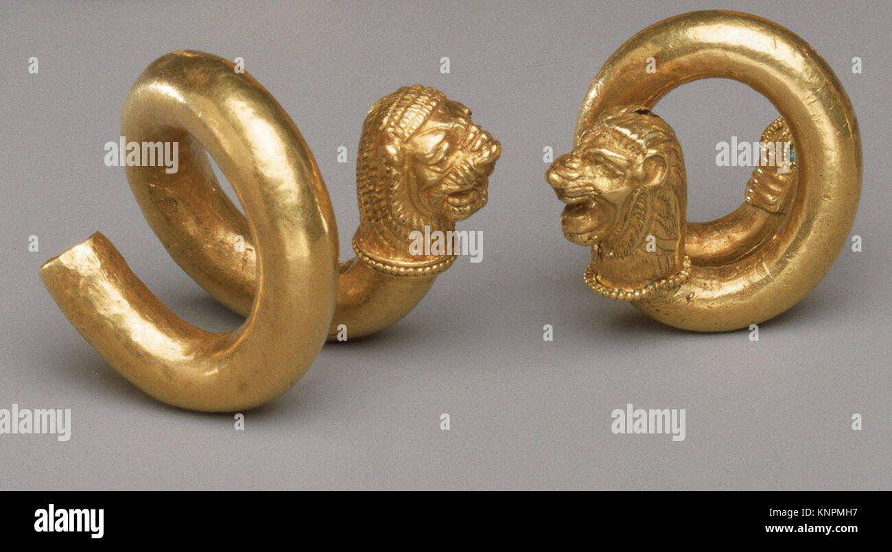 Spirale d'or et d'alliages de cuivre avec lion-head terminal rencontré GR565 242801 Banque D'Images