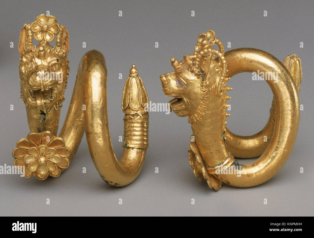 Spirale d'or et d'alliages de cuivre earring avec lion-griffin head terminal rencontré GR559 242806 Banque D'Images