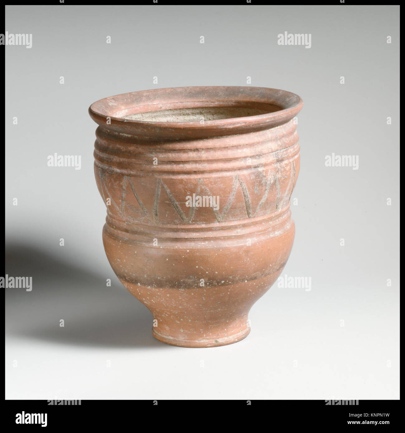 Ce bol moulé est un objet en céramique historique, mettant en valeur le design, l'artisanat et les aspects fonctionnels dans l'utilisation quotidienne. Banque D'Images