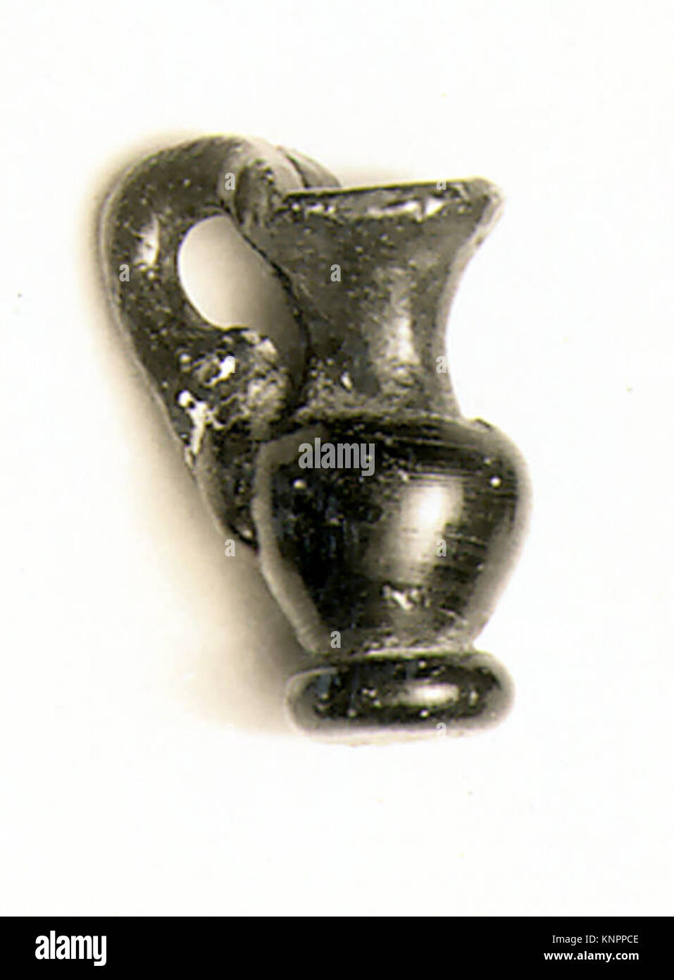 Pendentif en verre modelé comme une cruche, reflétant les anciennes techniques décoratives et l'artisanat de bijoux. Banque D'Images